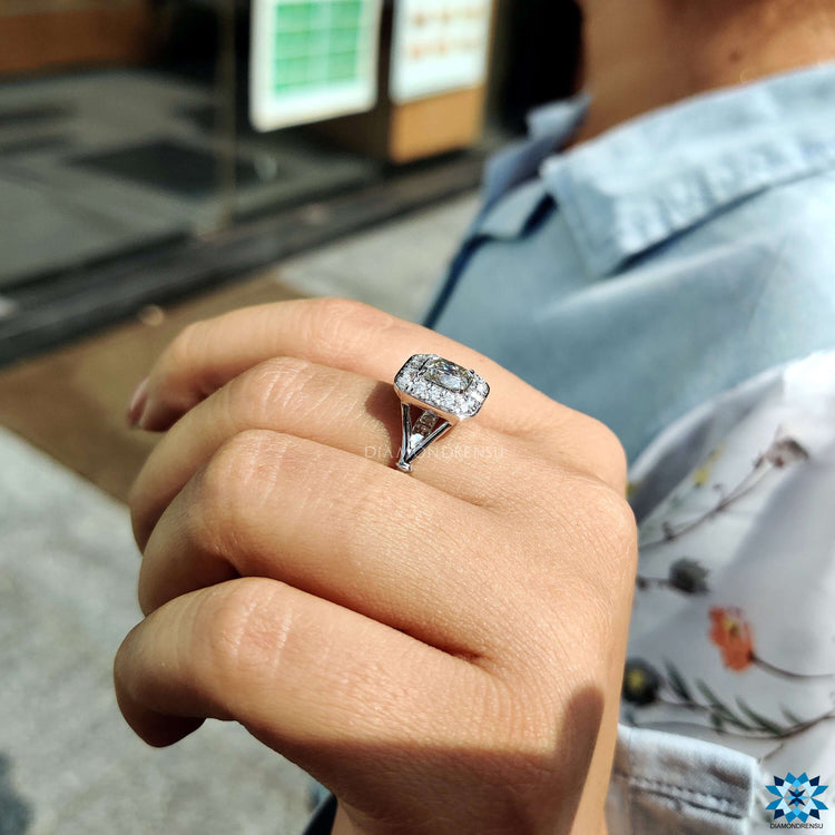 Round cut halo setting on white gold ring.
