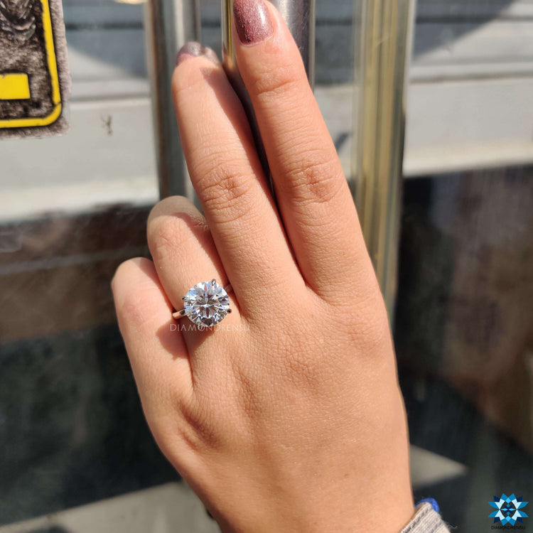 Diamondrensu UK white gold moissanite engagement ring.
