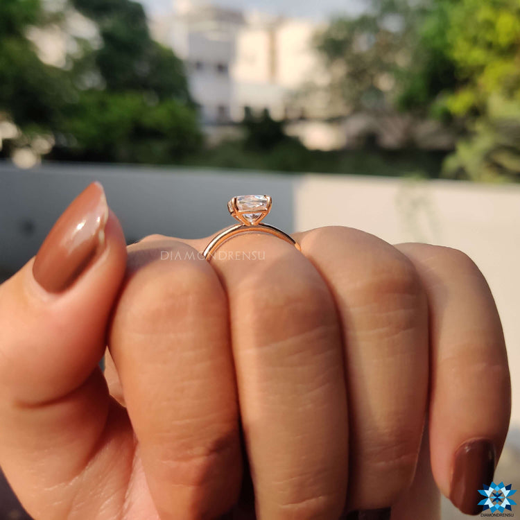 Diamondrensu UK engagement ring with a classic solitaire style.
