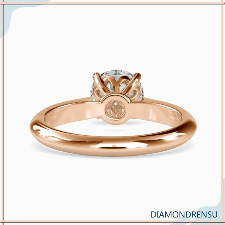 Round cut solitaire ring with knife edge, IGI certified diamond.
