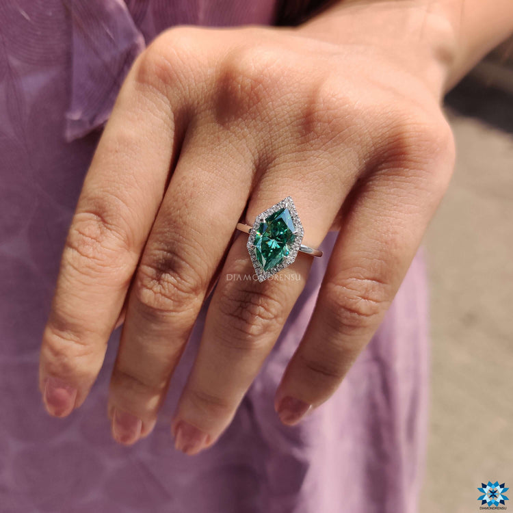 Round cut halo setting ring.