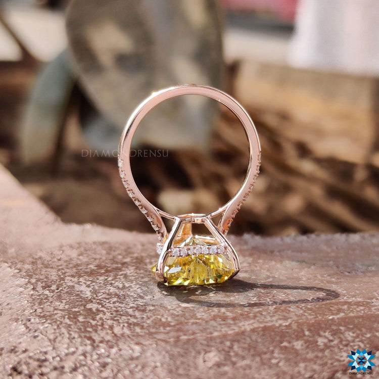 V shaped prong setting on moissanite ring.
