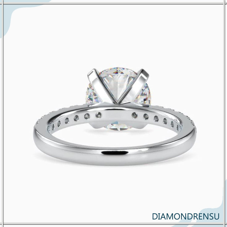 Simple round cut engagement ring in yellow gold.

