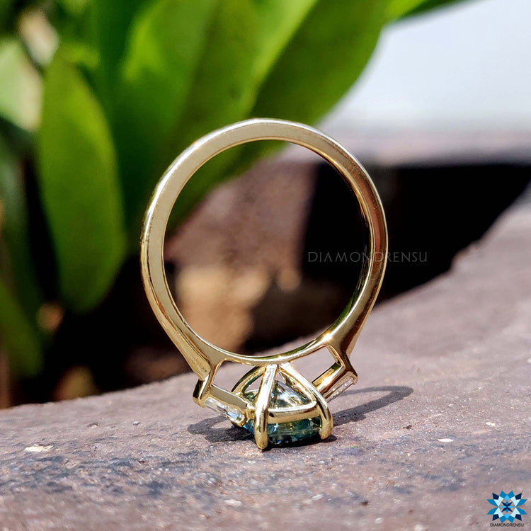 Diamondrensu UK yellow gold ring with blue moissanite.
