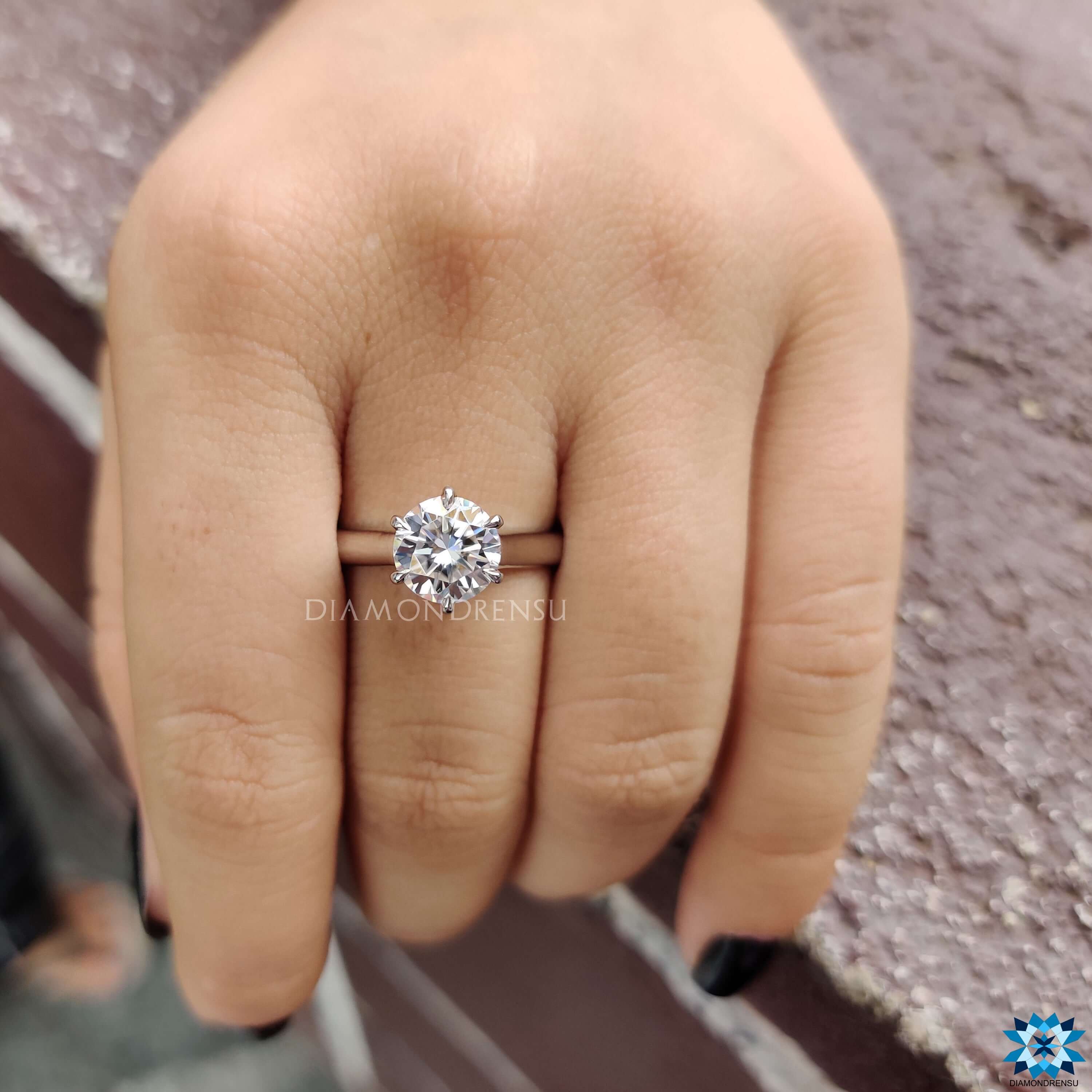 A delicate engagement ring round that reflects sophistication and timeless beauty.
