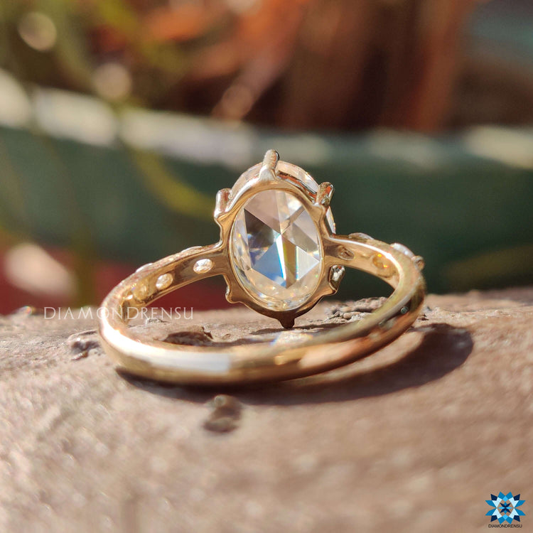6 claw prong setting ring with oval moissanite center.
