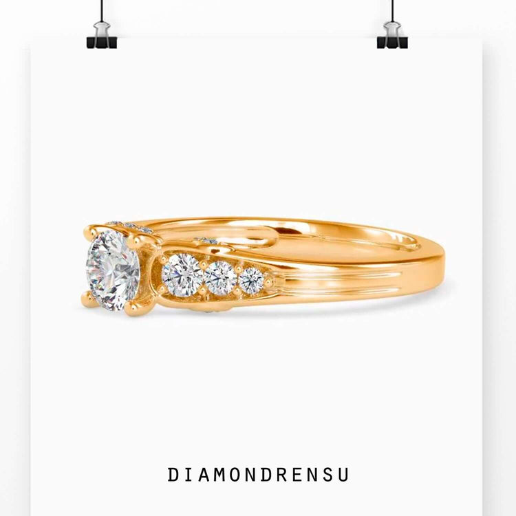 Yellow gold ring with brilliant cut diamond and 4 round prongs.
