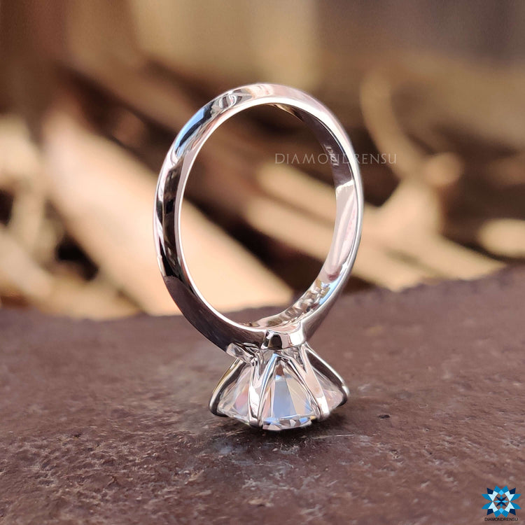 Diamondrensu UK round cut moissanite engagement ring.
