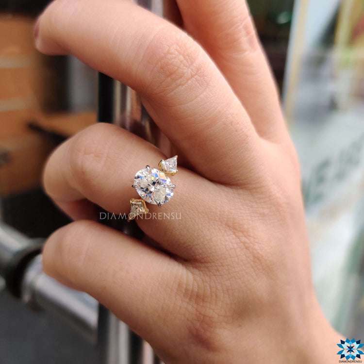 Diamondrensu UK oval cut moissanite ring.
