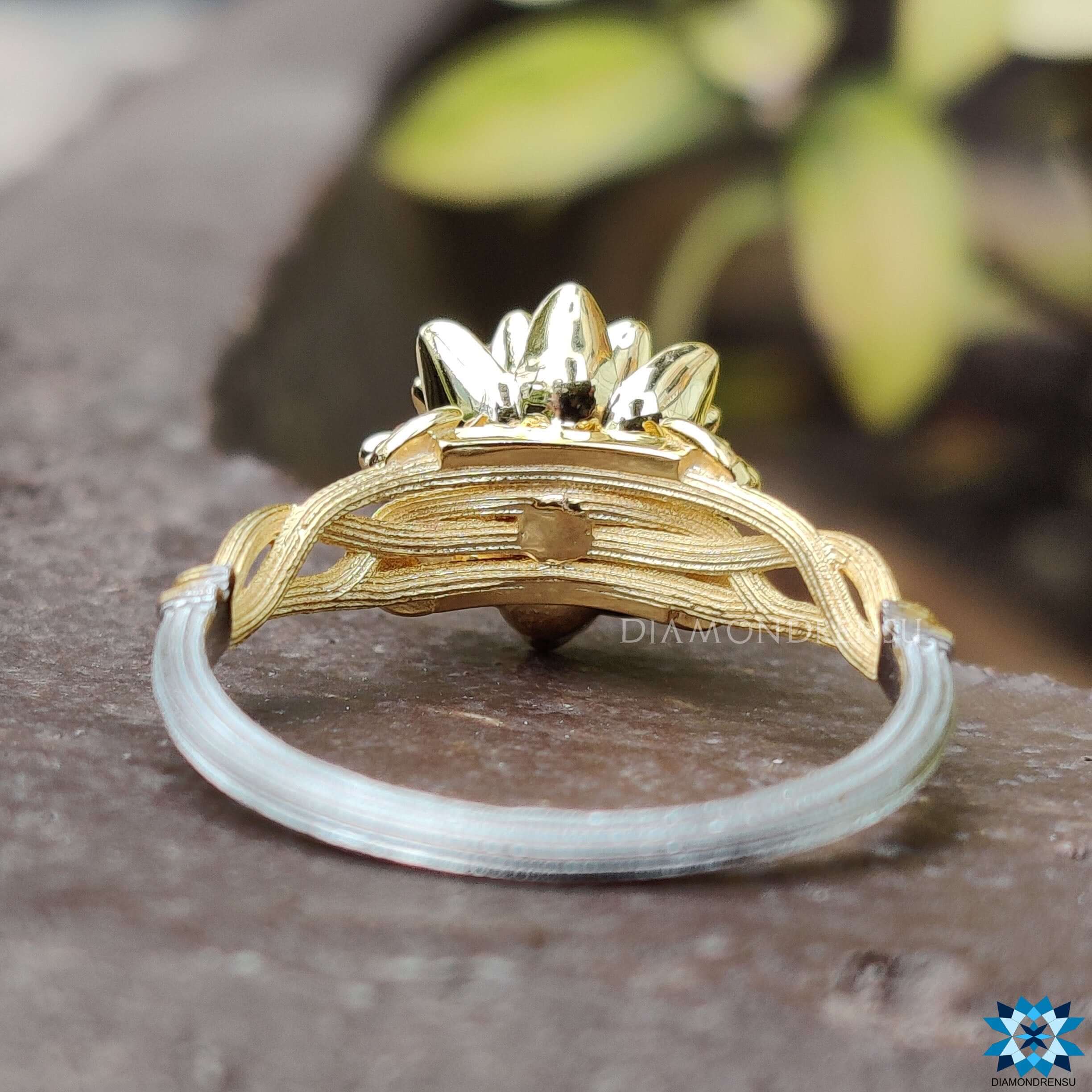 Unique flower setting ring designed to showcase elegance and charm.
