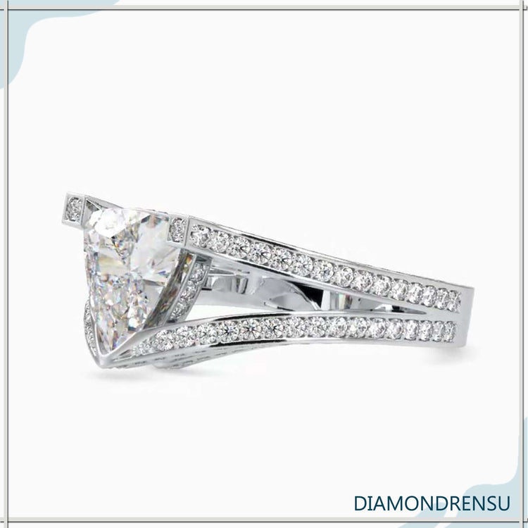 Round diamond side stone with antique cut centre.
