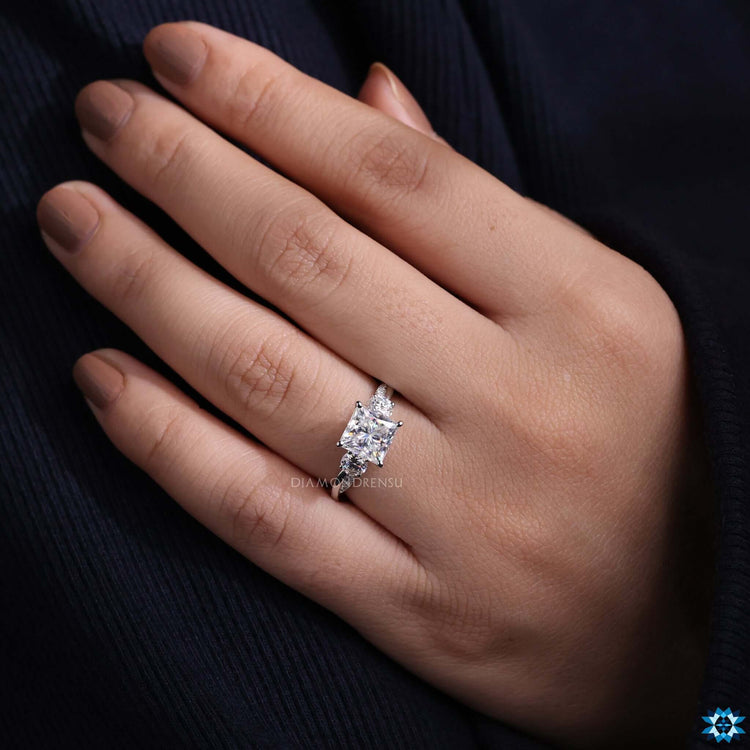 Twisted pave band in white gold.
