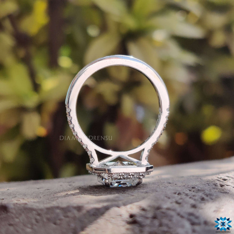4 prong claw setting holding a radiant cut moissanite ring securely.