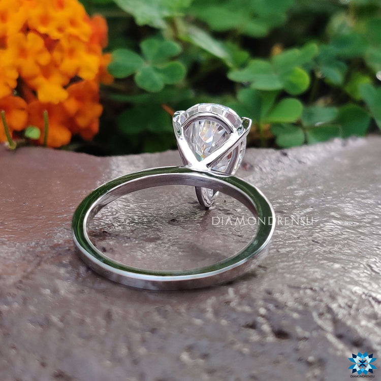Elegant pear shaped moissanite ring in white gold.
