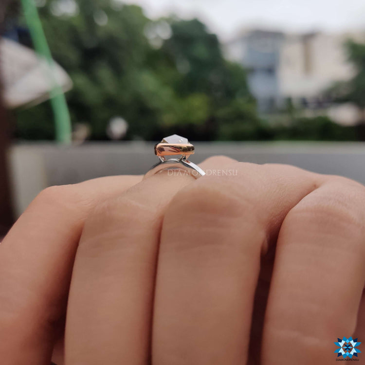 Diamondrensu UK pear shaped moissanite engagement ring.
