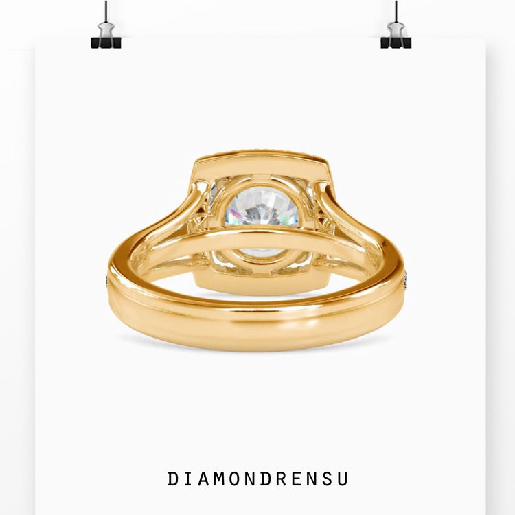 Handmade jewellery ring in yellow gold with round diamond.
