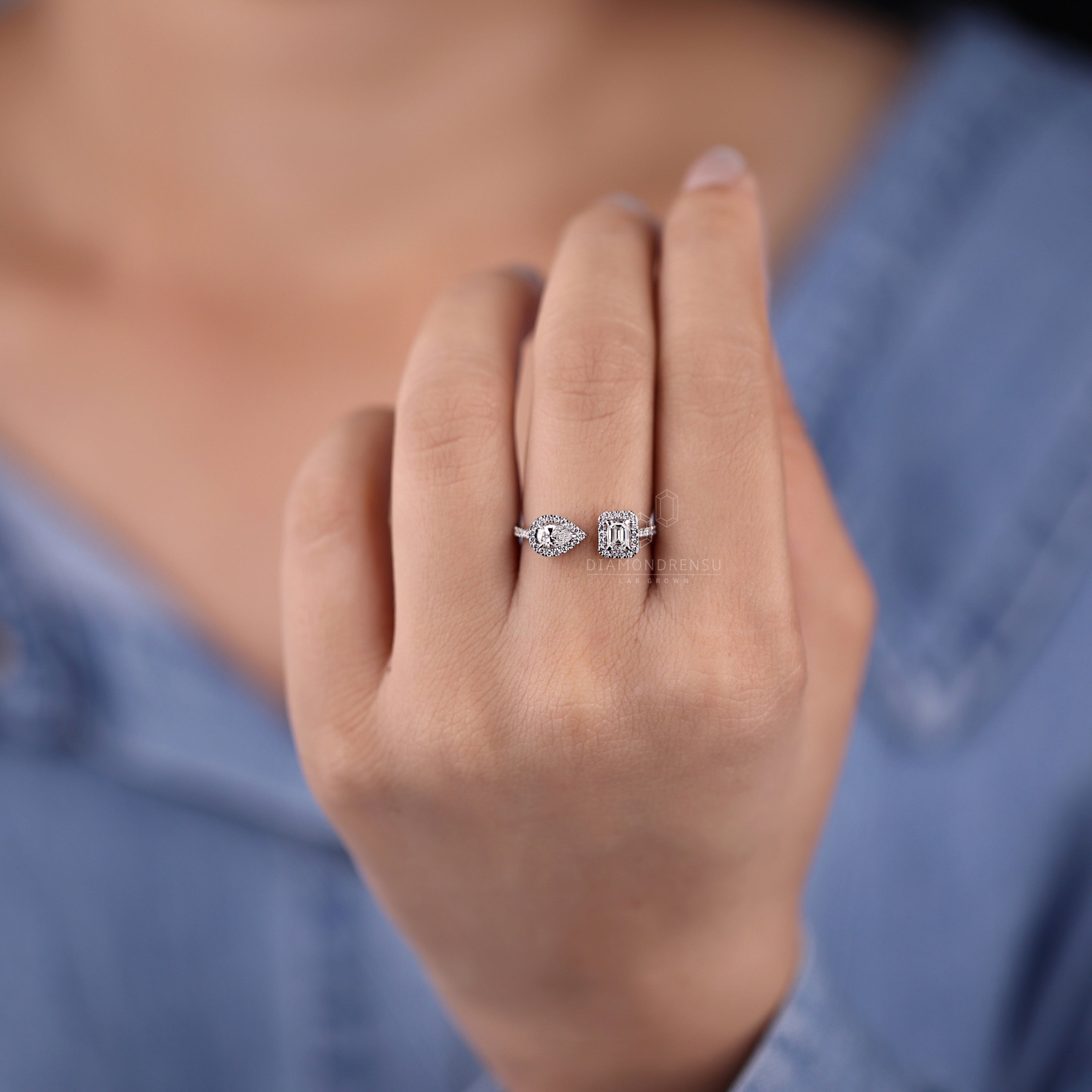 Pear diamond ring with a classic and sophisticated appeal.