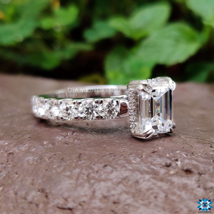 Round cut pave band ring in white gold.
