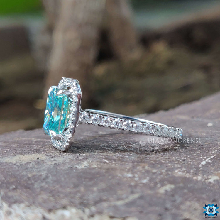 Diamondrensu UK blue moissanite halo engagement ring.
