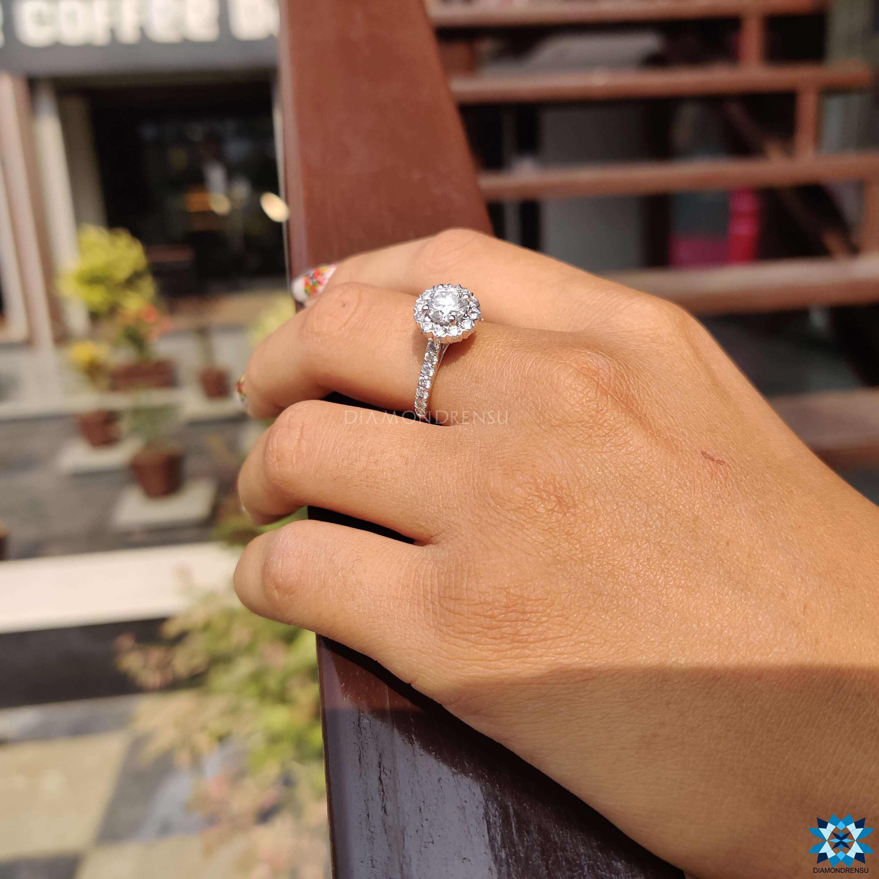 Moissanite for engagement ring offering brilliance and affordability.
