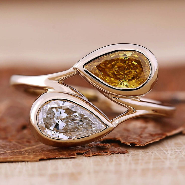 Elegant toi et moi engagement ring with sparkling diamonds.