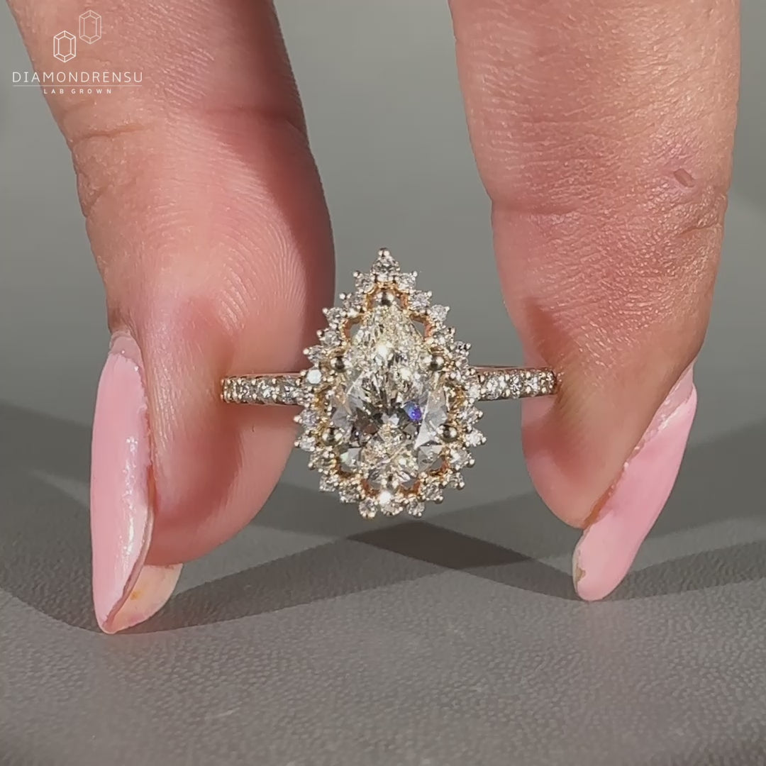 Round cut diamond halo ring crafted with lab grown diamond centre.
