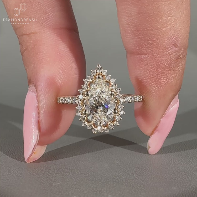 Round cut diamond halo ring crafted with lab grown diamond centre.

