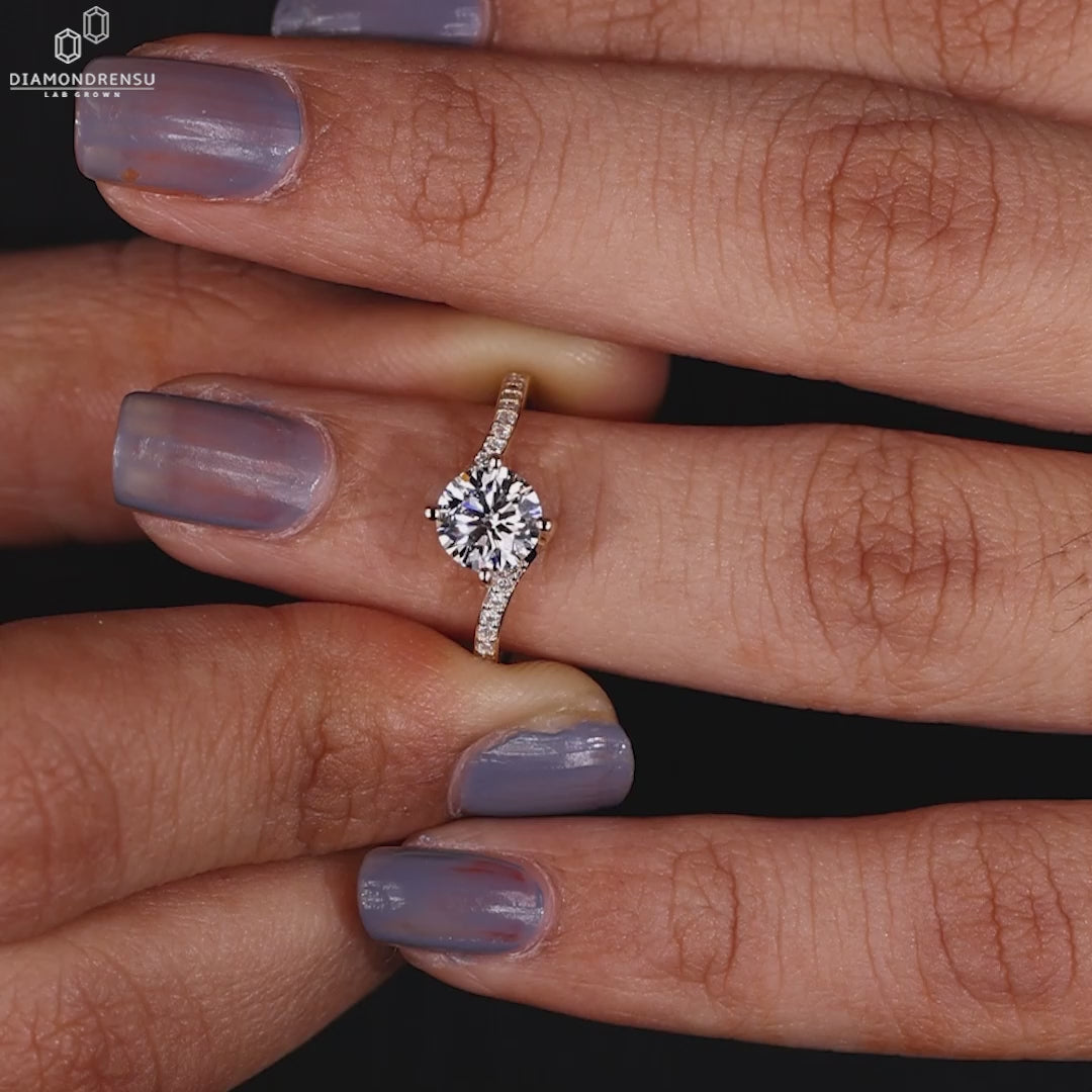 A diamondrensu UK engagement ring with IGI-certified lab-grown diamonds in a prong setting.