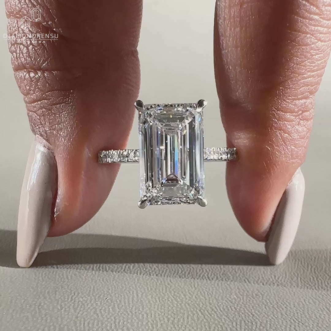 Round stone pave combined with pave setting for added sparkle.
