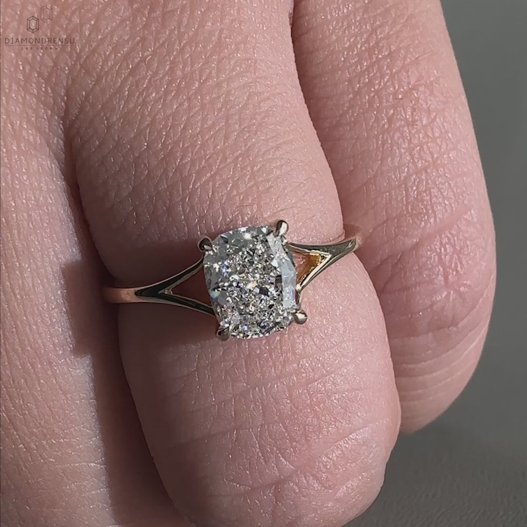 Diamondrensu UK engagement ring made with lab grown diamonds.