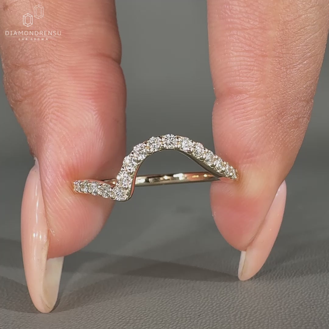 Round cut diamond band with a simple and clean curved shape.