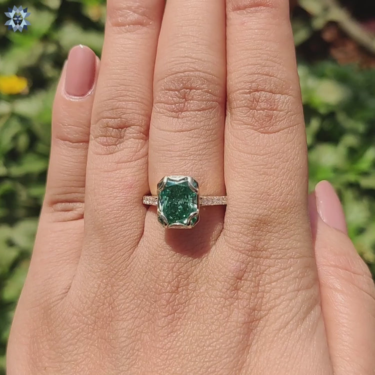 Diamondrensu UK ring with radiant cut green moissanite.
