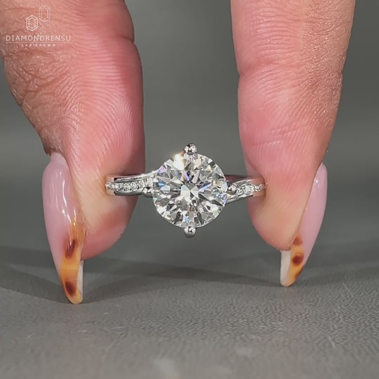 Round cut diamond center stone used in white gold engagement ring.