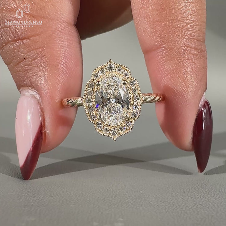 This oval diamond ring includes a halo diamond ring for an eye-catching design.
