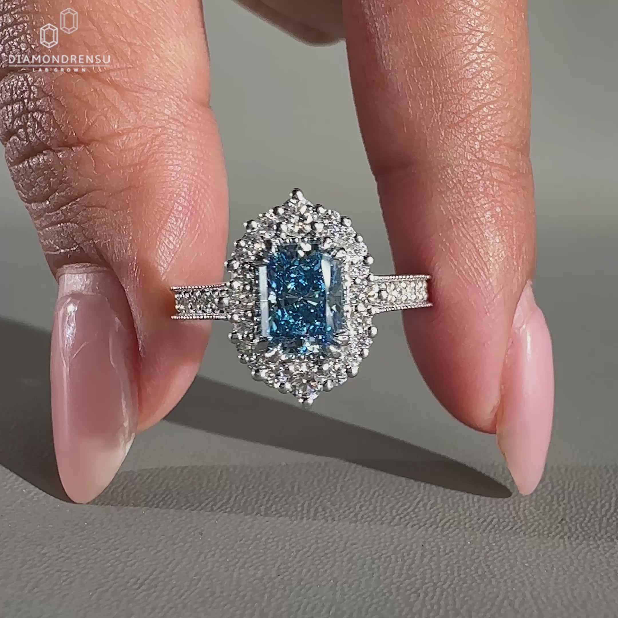This radiant cut ring includes a halo diamond ring with pave setting ring.
