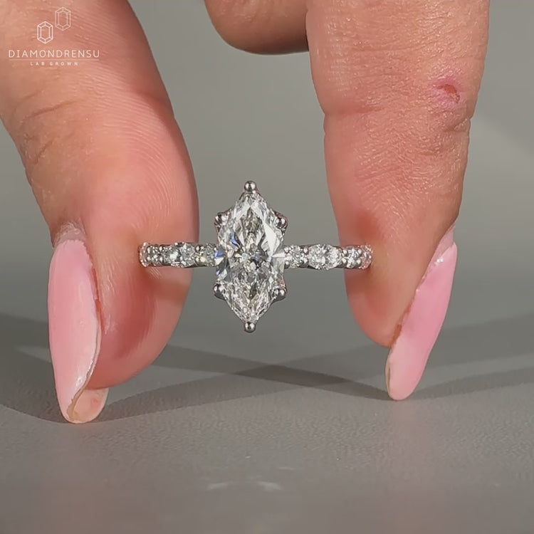 Round cut diamond ring in white gold.
