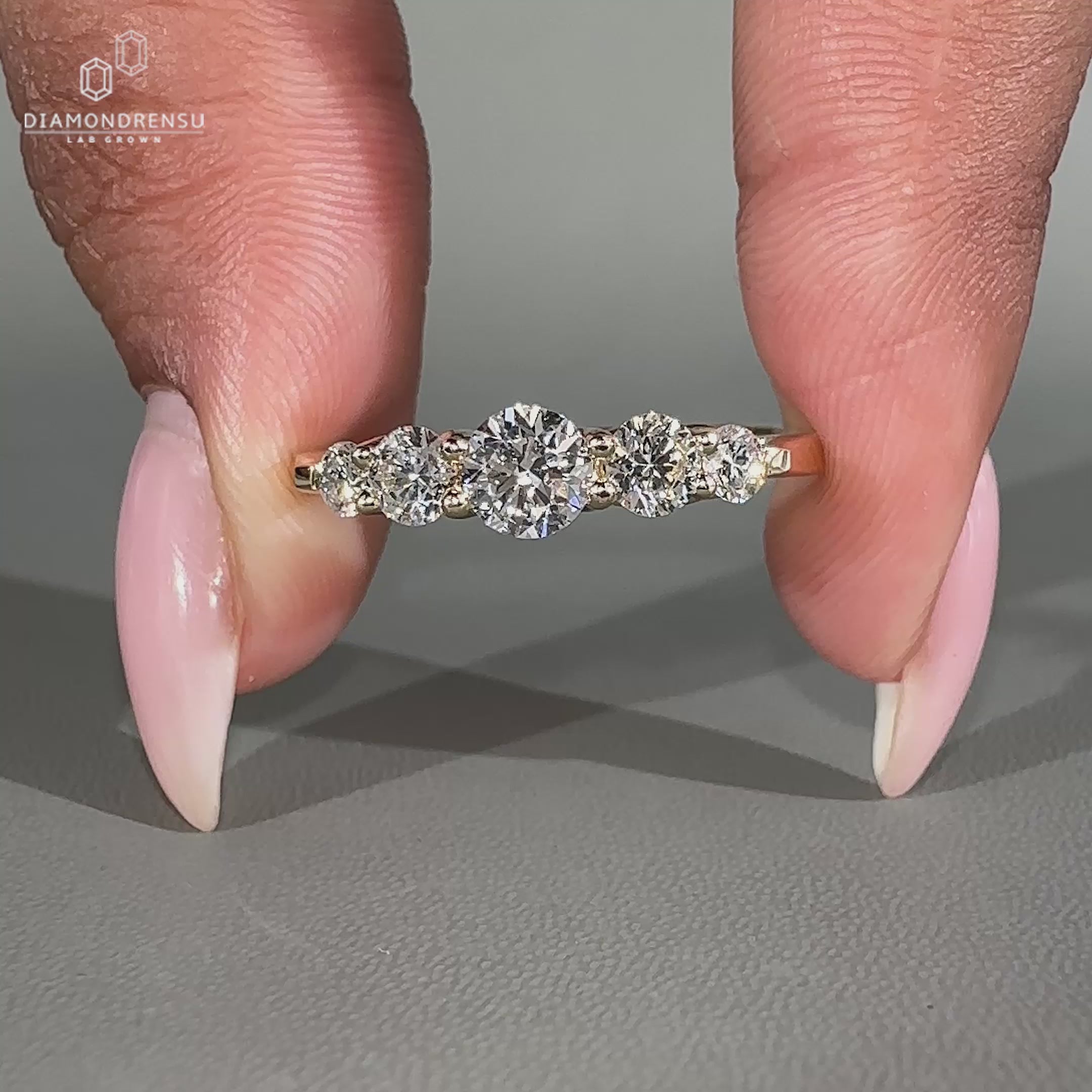 Round cut diamond wedding ring with trellis setting
