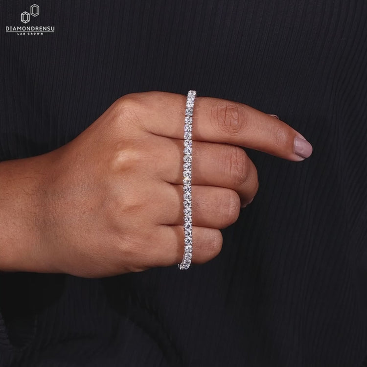 Round diamond bracelet in white gold with Lab Grown Diamonds.

