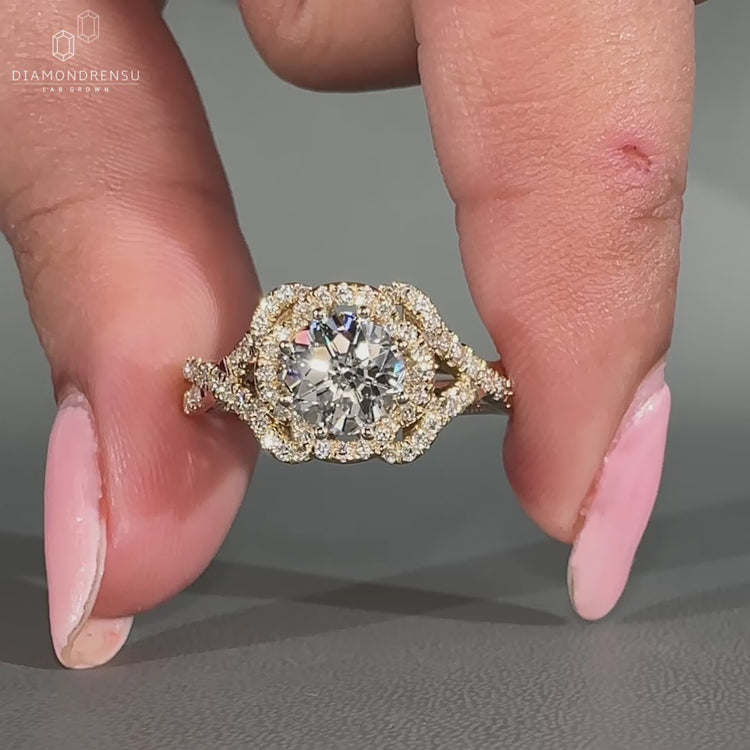 Round diamond ring with a vintage look.
