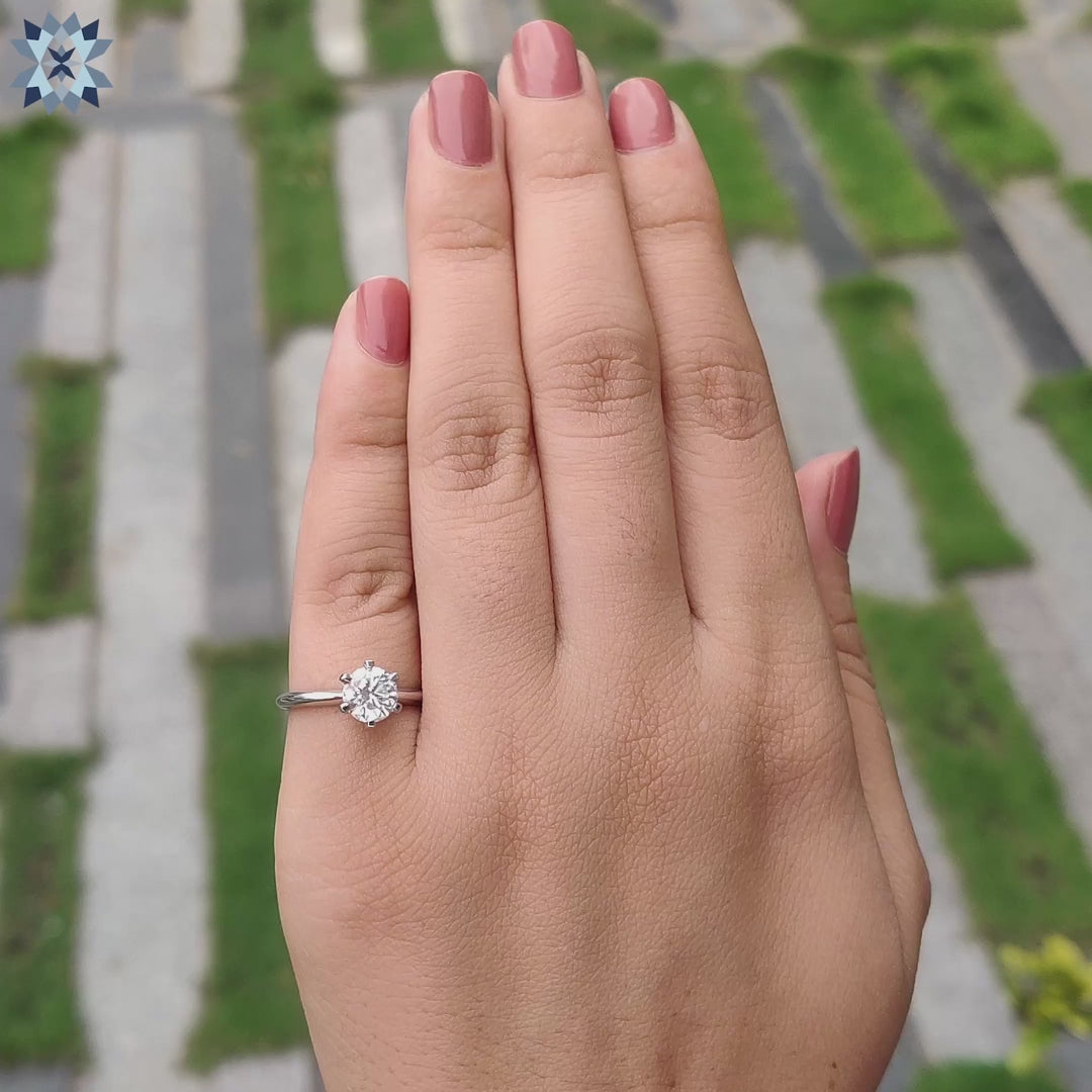 Diamondrensu UK Engagement Ring with a gorgeous round cut ring in a beautiful setting.