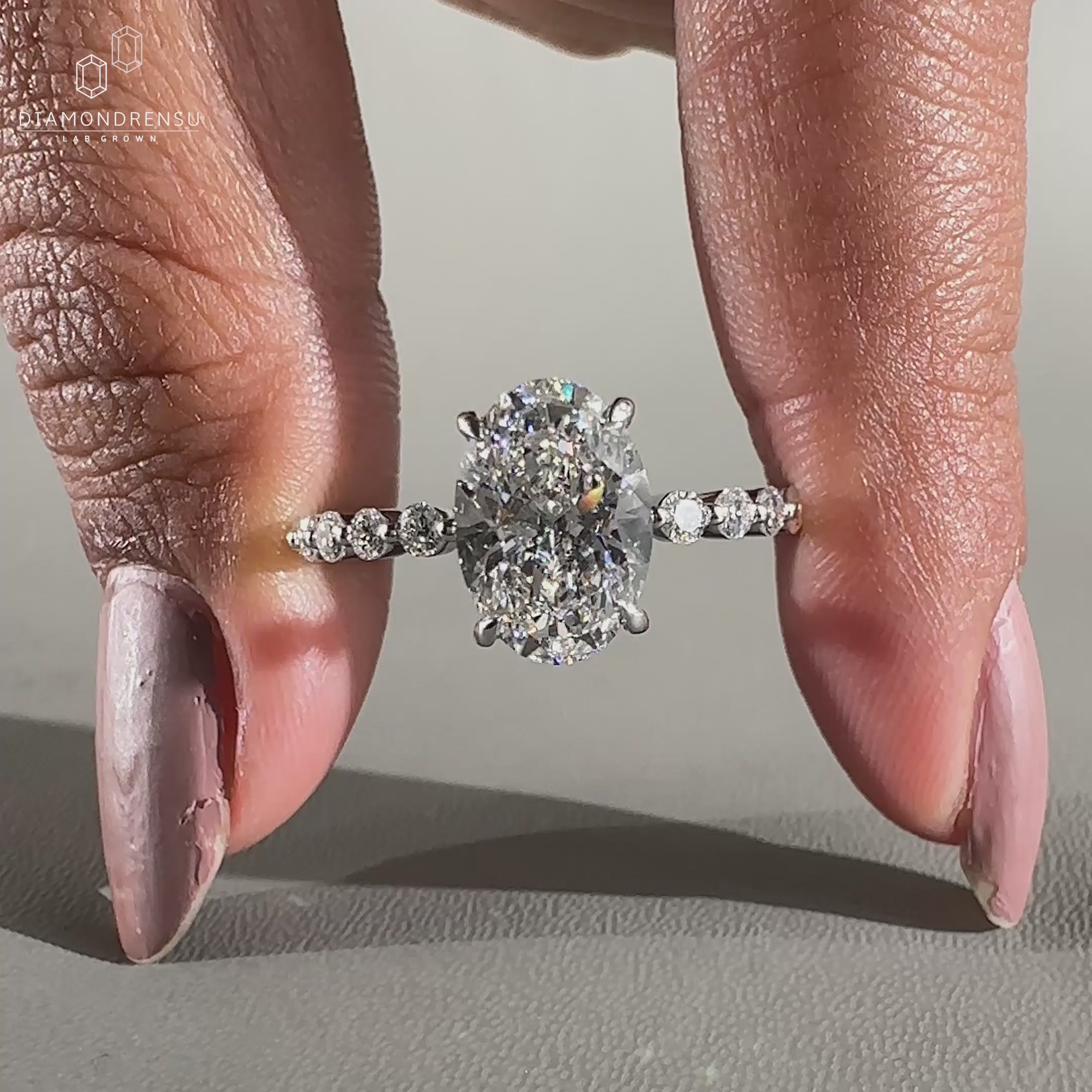 Round cut pave setting combined with pave setting design.
