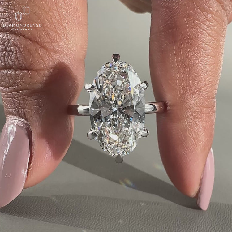 Prong setting on Solitaire diamond ring
