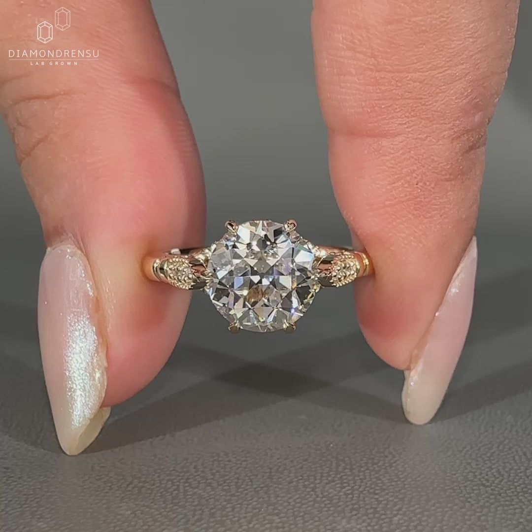 Round old European cut ring in yellow gold.
