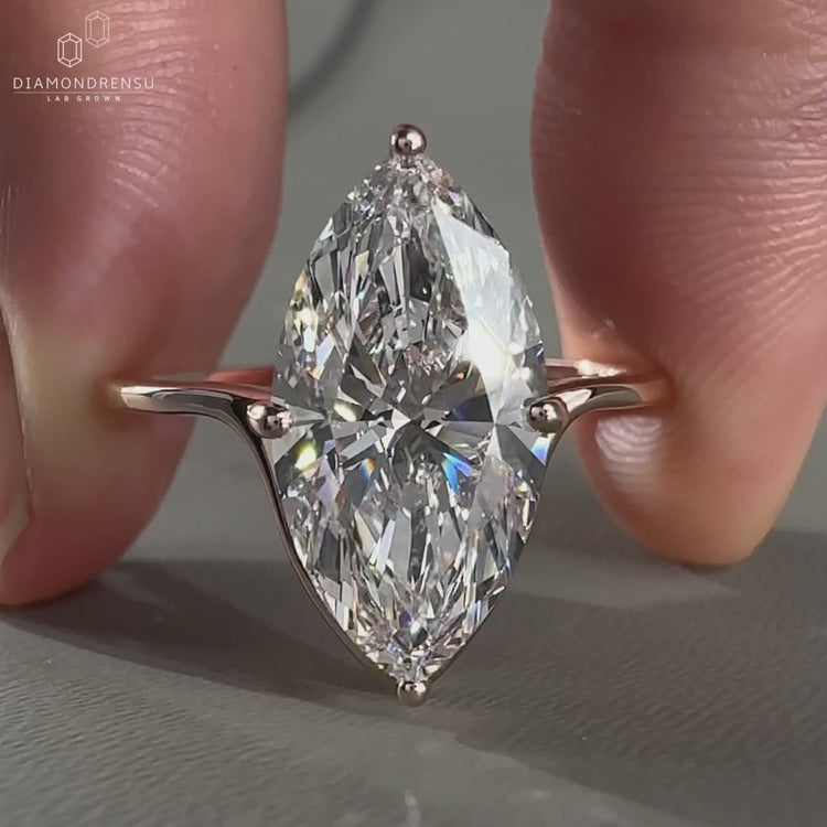 Solitaire diamond ring featuring a minimal yet bold setting.
