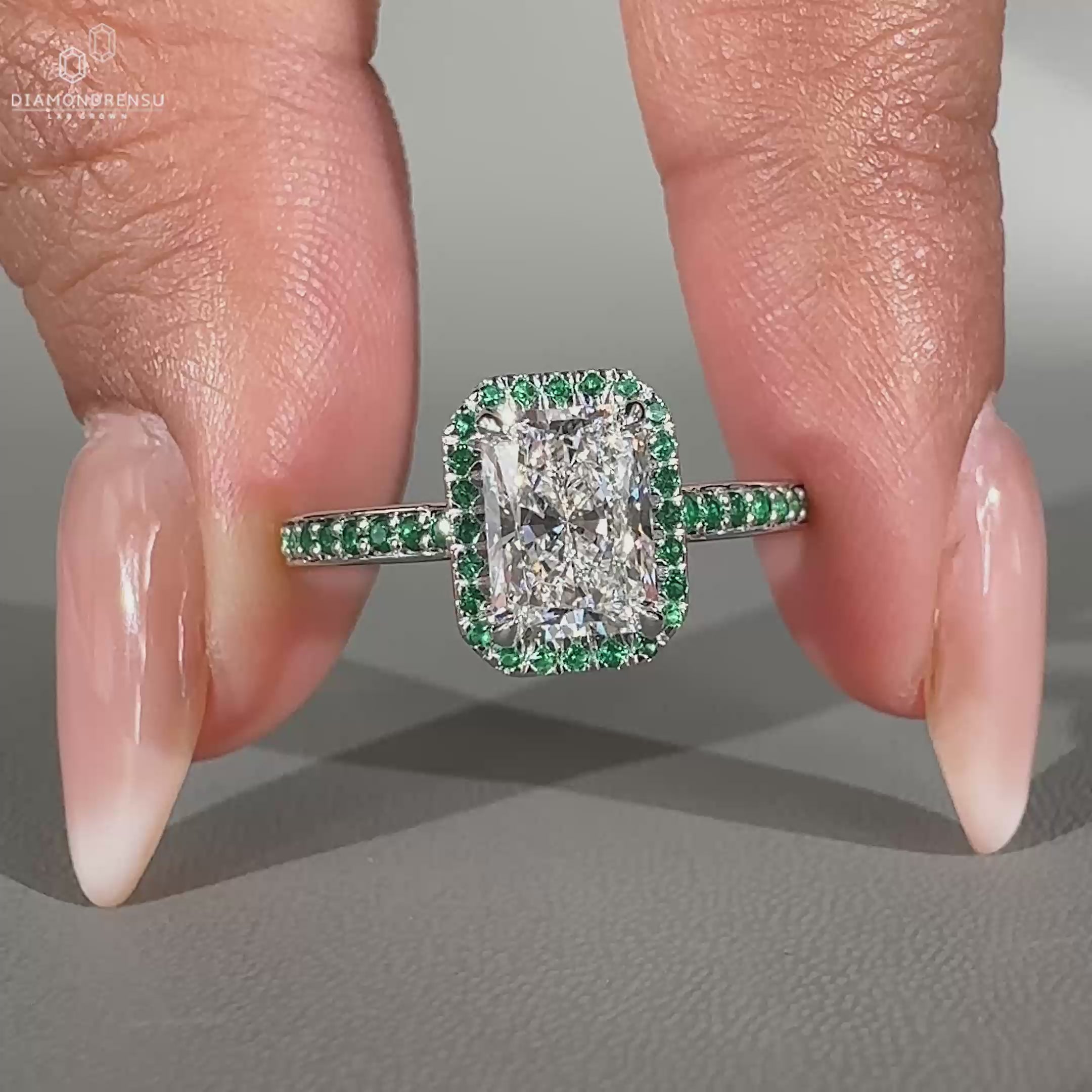 Round cut diamond ring in white gold with a prong setting.
