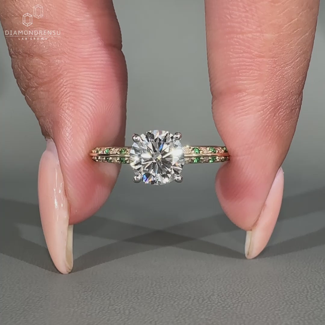 Round Cut Diamond Ring crafted in 4 round prong setting.
