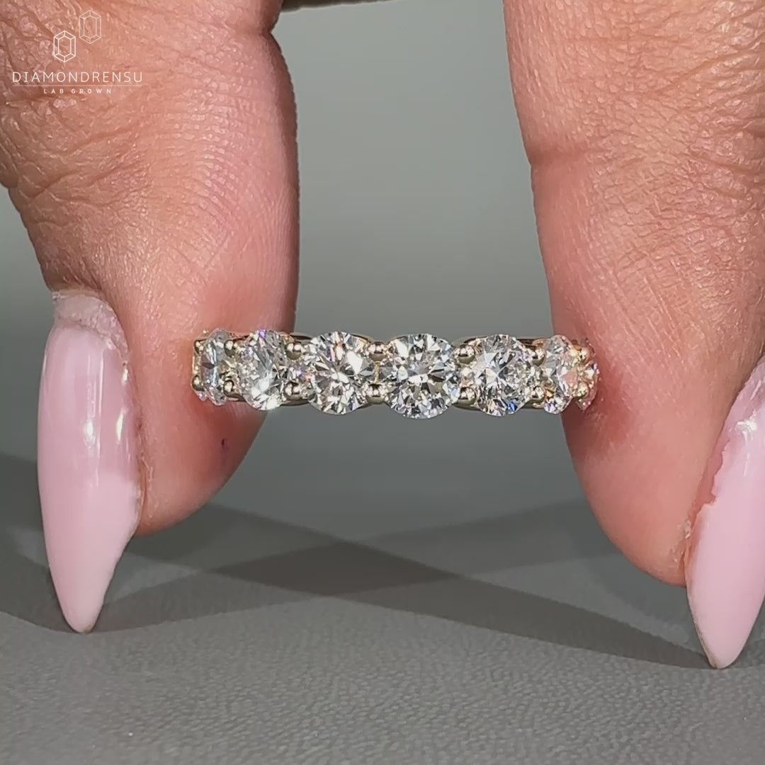 Round Diamond wedding band in yellow gold
