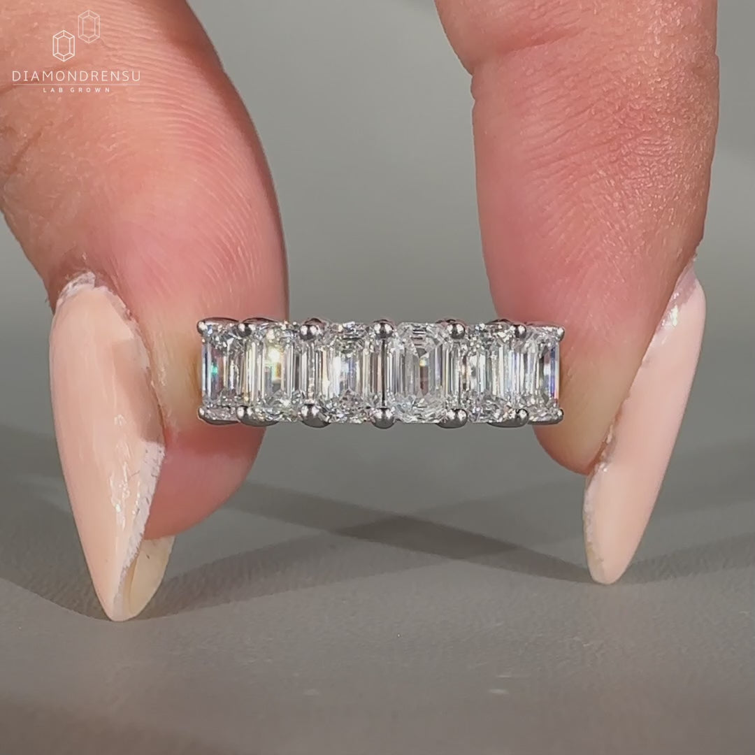 Six stone wedding band offering elegant sparkle.
