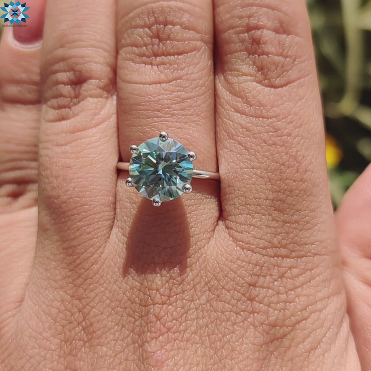 Diamondrensu UK ring featuring a round moissanite in solitaire mount.
