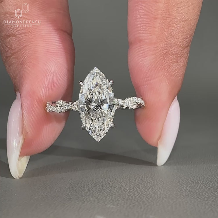 4 claw prong setting crafted in twist engagement ring style.
